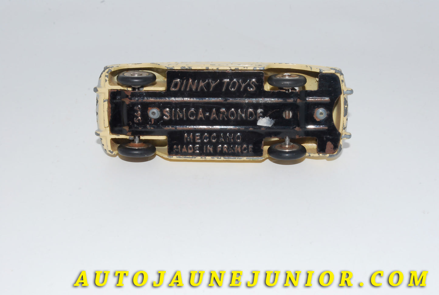 Le #4191 - Dinky Toys - Simca - P60 Ivoire avec Pavillon Rouge : RARRISSIME version tardive est en vente sur Auto Jaune Junior ! Tekno, Politoys, Mebetoys, Mercury, Joal, Diapet, Märklin, TootsieToys.Vous avez le même jouet ? Profitez de notre expertise pour vous accompagner dans la vente de vos modèles ou votre collection ! Nous achetons tous lots de miniatures ! Contactez nous ! contact@autojaunejunior.com. 