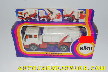 Le #4200 - Siku - Mercedes - Benne à Ordure Müllwagen  2232 est en vente sur Auto Jaune Junior ! Tekno, Politoys, Mebetoys, Mercury, Joal, Diapet, Märklin, TootsieToys.Vous avez le même jouet ? Profitez de notre expertise pour vous accompagner dans la vente de vos modèles ou votre collection ! Nous achetons tous lots de miniatures ! Contactez nous ! contact@autojaunejunior.com. 