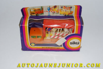 Le #4201 - Siku - Mercedes - Camion de signalisation routière Stassendienstwagen. est en vente sur Auto Jaune Junior ! Tekno, Politoys, Mebetoys, Mercury, Joal, Diapet, Märklin, TootsieToys.Vous avez le même jouet ? Profitez de notre expertise pour vous accompagner dans la vente de vos modèles ou votre collection ! Nous achetons tous lots de miniatures ! Contactez nous ! contact@autojaunejunior.com. 