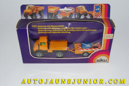 Le #4207 - Siku - Mercedes - Unimog - Avec remorque transportant des indicateurs de direction routière est en vente sur Auto Jaune Junior ! Tekno, Politoys, Mebetoys, Mercury, Joal, Diapet, Märklin, TootsieToys.Vous avez le même jouet ? Profitez de notre expertise pour vous accompagner dans la vente de vos modèles ou votre collection ! Nous achetons tous lots de miniatures ! Contactez nous ! contact@autojaunejunior.com. 