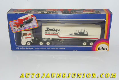 Le #4215 - Siku - Renault - Camion Renault Semi-remorque articulé avec remorque de type "Koffer" (fourgon) "Bretagne TRANSPORTS" est en vente sur Auto Jaune Junior ! Tekno, Politoys, Mebetoys, Mercury, Joal, Diapet, Märklin, TootsieToys.Vous avez le même jouet ? Profitez de notre expertise pour vous accompagner dans la vente de vos modèles ou votre collection ! Nous achetons tous lots de miniatures ! Contactez nous ! contact@autojaunejunior.com. 