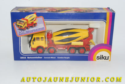 Le #4219 - Siku - Mercedes - Camion Toupie - Cabine 2232 - Bétonnière portée est en vente sur Auto Jaune Junior ! Tekno, Politoys, Mebetoys, Mercury, Joal, Diapet, Märklin, TootsieToys.Vous avez le même jouet ? Profitez de notre expertise pour vous accompagner dans la vente de vos modèles ou votre collection ! Nous achetons tous lots de miniatures ! Contactez nous ! contact@autojaunejunior.com. 