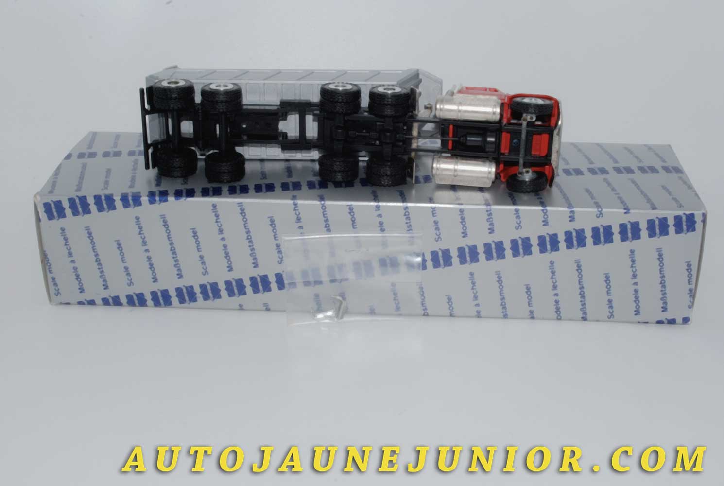 Le #4226 - Conrad - Freightliner - Freightliner 6x4 avec une benne basculante Meiller. est en vente sur Auto Jaune Junior ! Tekno, Politoys, Mebetoys, Mercury, Joal, Diapet, Märklin, TootsieToys.Vous avez le même jouet ? Profitez de notre expertise pour vous accompagner dans la vente de vos modèles ou votre collection ! Nous achetons tous lots de miniatures ! Contactez nous ! contact@autojaunejunior.com. 