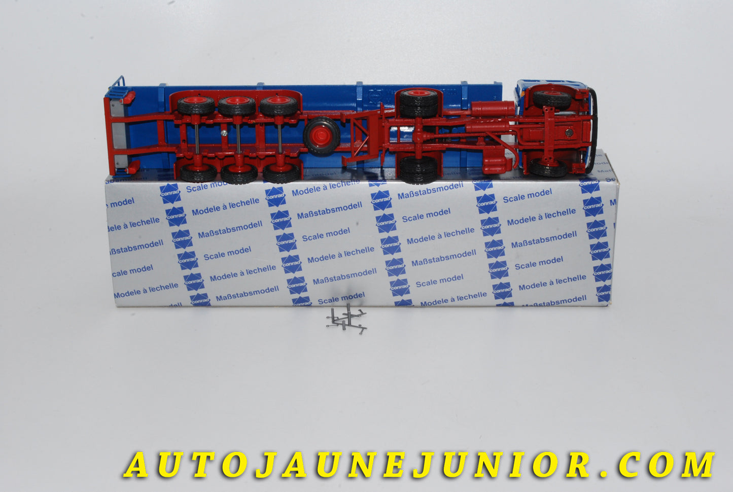 Le #4228 - Conrad - Mercedes - Tracteur Mercedes-Benz NG 1632S avec une semi-remorque citerne TF 200. "Meeser Griesheim" est en vente sur Auto Jaune Junior ! Tekno, Politoys, Mebetoys, Mercury, Joal, Diapet, Märklin, TootsieToys.Vous avez le même jouet ? Profitez de notre expertise pour vous accompagner dans la vente de vos modèles ou votre collection ! Nous achetons tous lots de miniatures ! Contactez nous ! contact@autojaunejunior.com. 