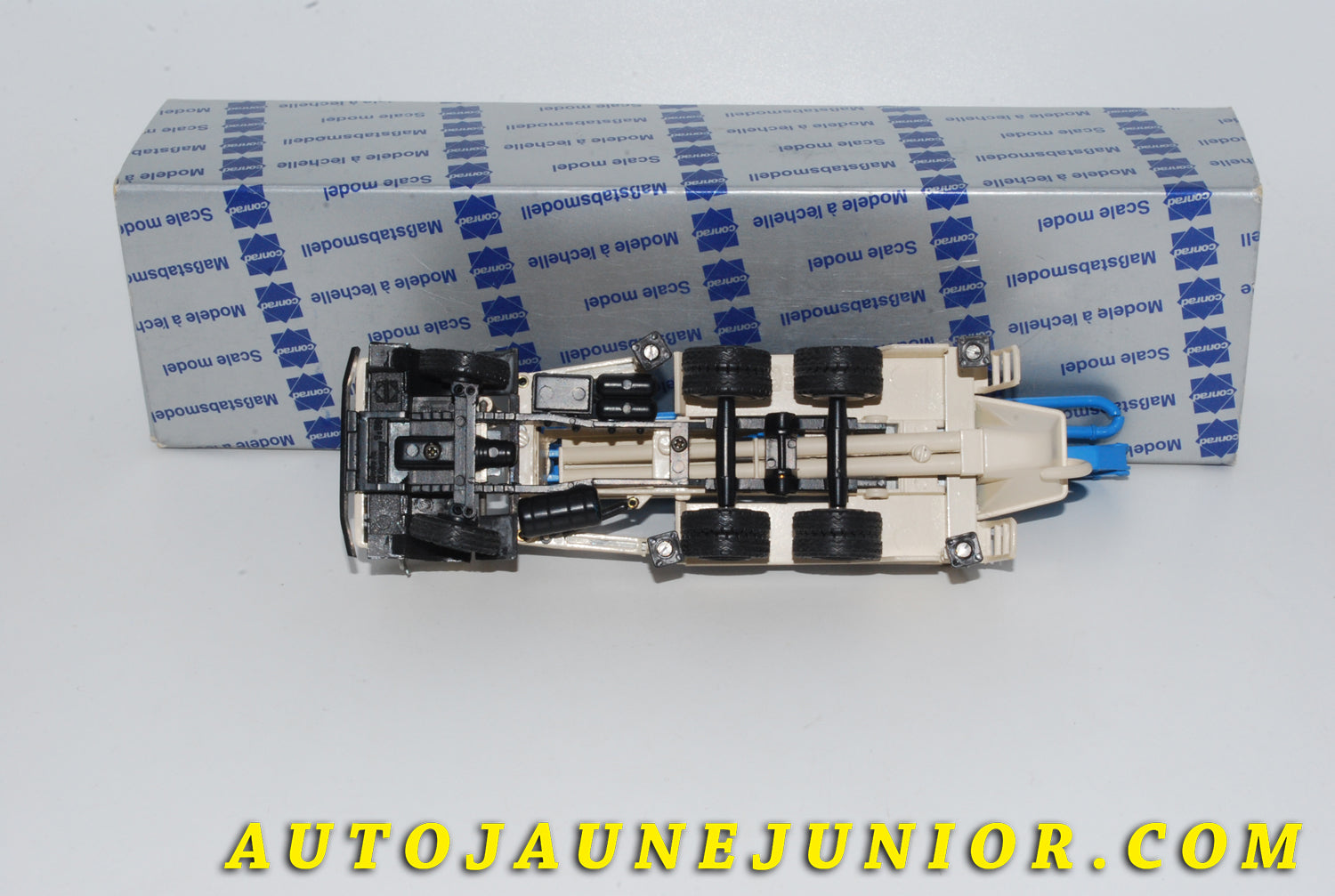 Le #4229 - Conrad - Mack - Tracteur  MR avec chassis 3 essieus -  Pompe à béton Thomsen  TVS 3212H   est en vente sur Auto Jaune Junior ! Tekno, Politoys, Mebetoys, Mercury, Joal, Diapet, Märklin, TootsieToys.Vous avez le même jouet ? Profitez de notre expertise pour vous accompagner dans la vente de vos modèles ou votre collection ! Nous achetons tous lots de miniatures ! Contactez nous ! contact@autojaunejunior.com. 