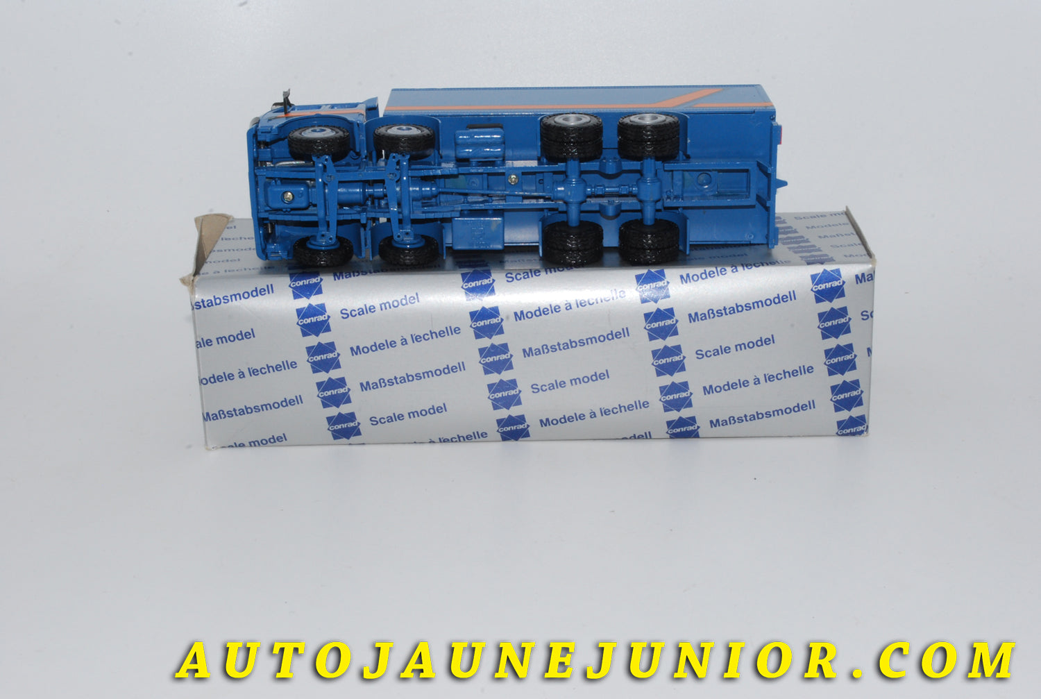 Le #4230 - Conrad - Mercedes - Camion fourgon  à 4 essieux (8x4) NG 3336 - "Schweizer Version" est en vente sur Auto Jaune Junior ! Tekno, Politoys, Mebetoys, Mercury, Joal, Diapet, Märklin, TootsieToys.Vous avez le même jouet ? Profitez de notre expertise pour vous accompagner dans la vente de vos modèles ou votre collection ! Nous achetons tous lots de miniatures ! Contactez nous ! contact@autojaunejunior.com. 