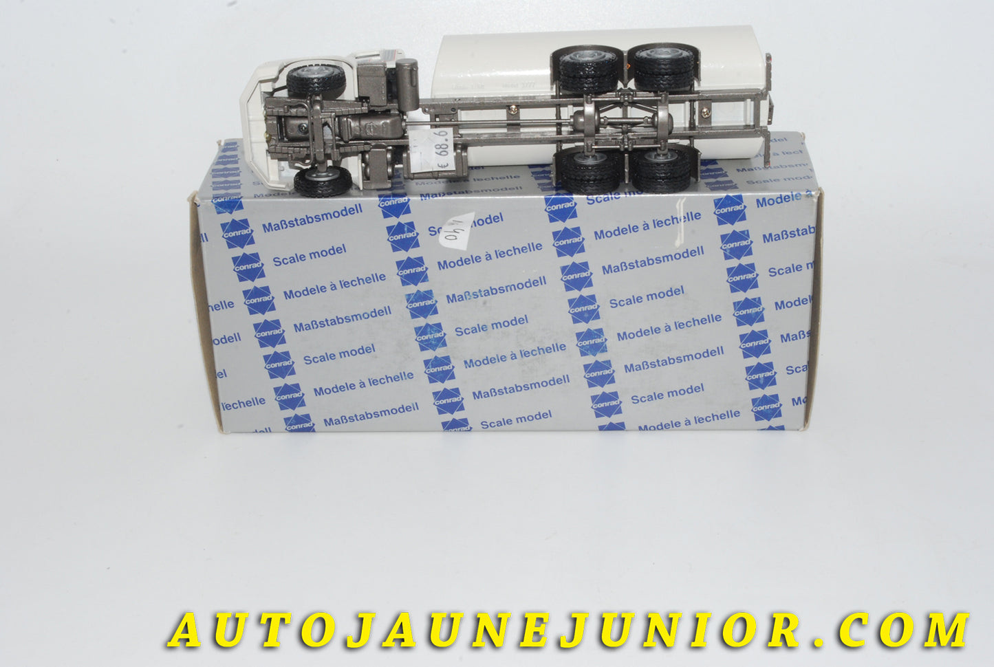 Le #4231 - Conrad - Volvo - Camion Citerne NL 10 Turbo est en vente sur Auto Jaune Junior ! Tekno, Politoys, Mebetoys, Mercury, Joal, Diapet, Märklin, TootsieToys.Vous avez le même jouet ? Profitez de notre expertise pour vous accompagner dans la vente de vos modèles ou votre collection ! Nous achetons tous lots de miniatures ! Contactez nous ! contact@autojaunejunior.com. 