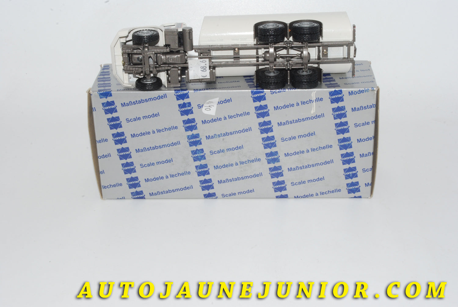 Le #4231 - Conrad - Volvo - Camion Citerne NL 10 Turbo est en vente sur Auto Jaune Junior ! Tekno, Politoys, Mebetoys, Mercury, Joal, Diapet, Märklin, TootsieToys.Vous avez le même jouet ? Profitez de notre expertise pour vous accompagner dans la vente de vos modèles ou votre collection ! Nous achetons tous lots de miniatures ! Contactez nous ! contact@autojaunejunior.com. 
