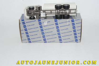 Le #4231 - Conrad - Volvo - Camion Citerne NL 10 Turbo est en vente sur Auto Jaune Junior ! Tekno, Politoys, Mebetoys, Mercury, Joal, Diapet, Märklin, TootsieToys.Vous avez le même jouet ? Profitez de notre expertise pour vous accompagner dans la vente de vos modèles ou votre collection ! Nous achetons tous lots de miniatures ! Contactez nous ! contact@autojaunejunior.com. 