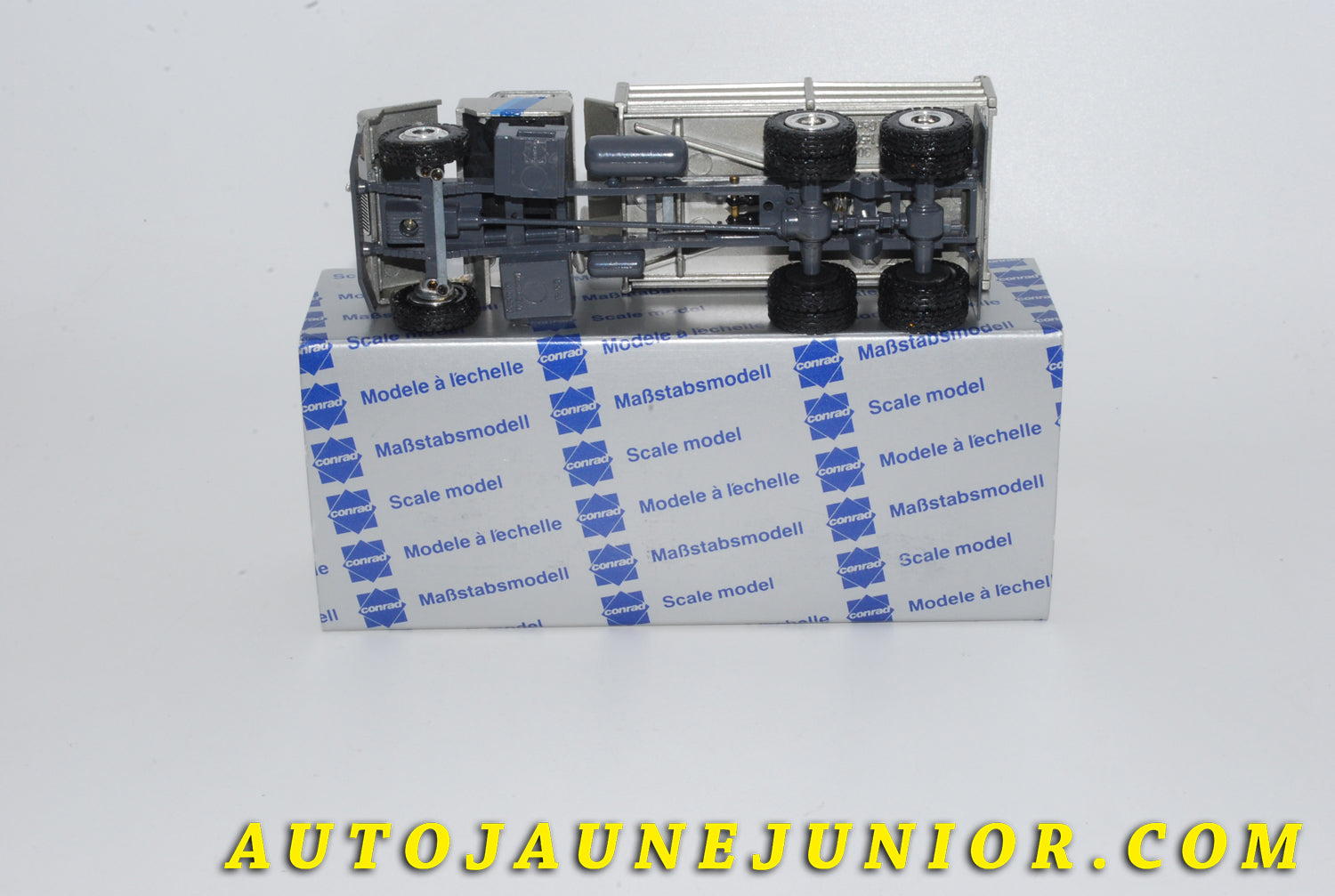 Le #4232 - Conrad - Mack - Camion "R series" Benne basculante (Rare version !) est en vente sur Auto Jaune Junior ! Tekno, Politoys, Mebetoys, Mercury, Joal, Diapet, Märklin, TootsieToys.Vous avez le même jouet ? Profitez de notre expertise pour vous accompagner dans la vente de vos modèles ou votre collection ! Nous achetons tous lots de miniatures ! Contactez nous ! contact@autojaunejunior.com. 