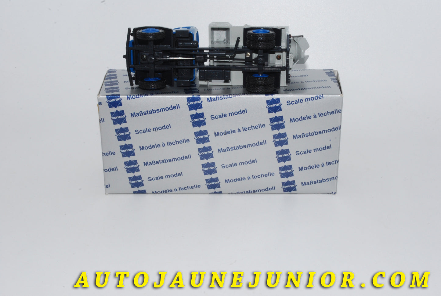 Le #4233 - Conrad - Magirus - Saturn Camion Toupie Bettonnière "Stettea" est en vente sur Auto Jaune Junior ! Tekno, Politoys, Mebetoys, Mercury, Joal, Diapet, Märklin, TootsieToys.Vous avez le même jouet ? Profitez de notre expertise pour vous accompagner dans la vente de vos modèles ou votre collection ! Nous achetons tous lots de miniatures ! Contactez nous ! contact@autojaunejunior.com. 
