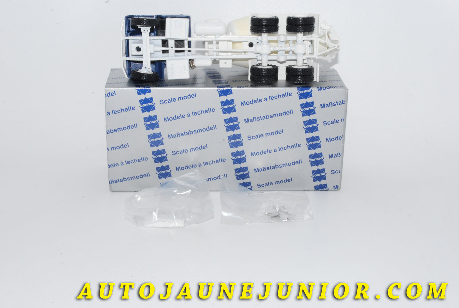 Le #4236 - Conrad - Mack - Toupie à béton Camion ELBA 3 axes 'EVANS' blanc est en vente sur Auto Jaune Junior ! Tekno, Politoys, Mebetoys, Mercury, Joal, Diapet, Märklin, TootsieToys.Vous avez le même jouet ? Profitez de notre expertise pour vous accompagner dans la vente de vos modèles ou votre collection ! Nous achetons tous lots de miniatures ! Contactez nous ! contact@autojaunejunior.com. 