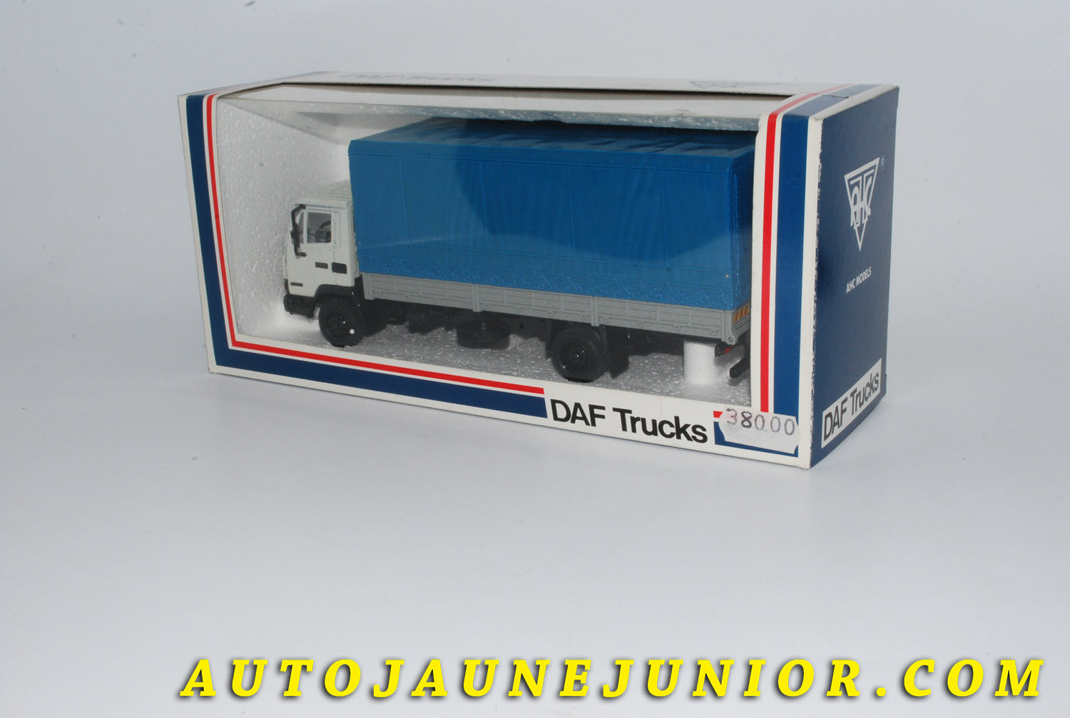Le #4257 - HAC Models - Pilen - DAF - F1100 (Club des quatres !)Camion plateau Bâché  est en vente sur Auto Jaune Junior ! Tekno, Politoys, Mebetoys, Mercury, Joal, Diapet, Märklin, TootsieToys.Vous avez le même jouet ? Profitez de notre expertise pour vous accompagner dans la vente de vos modèles ou votre collection ! Nous achetons tous lots de miniatures ! Contactez nous ! contact@autojaunejunior.com. 