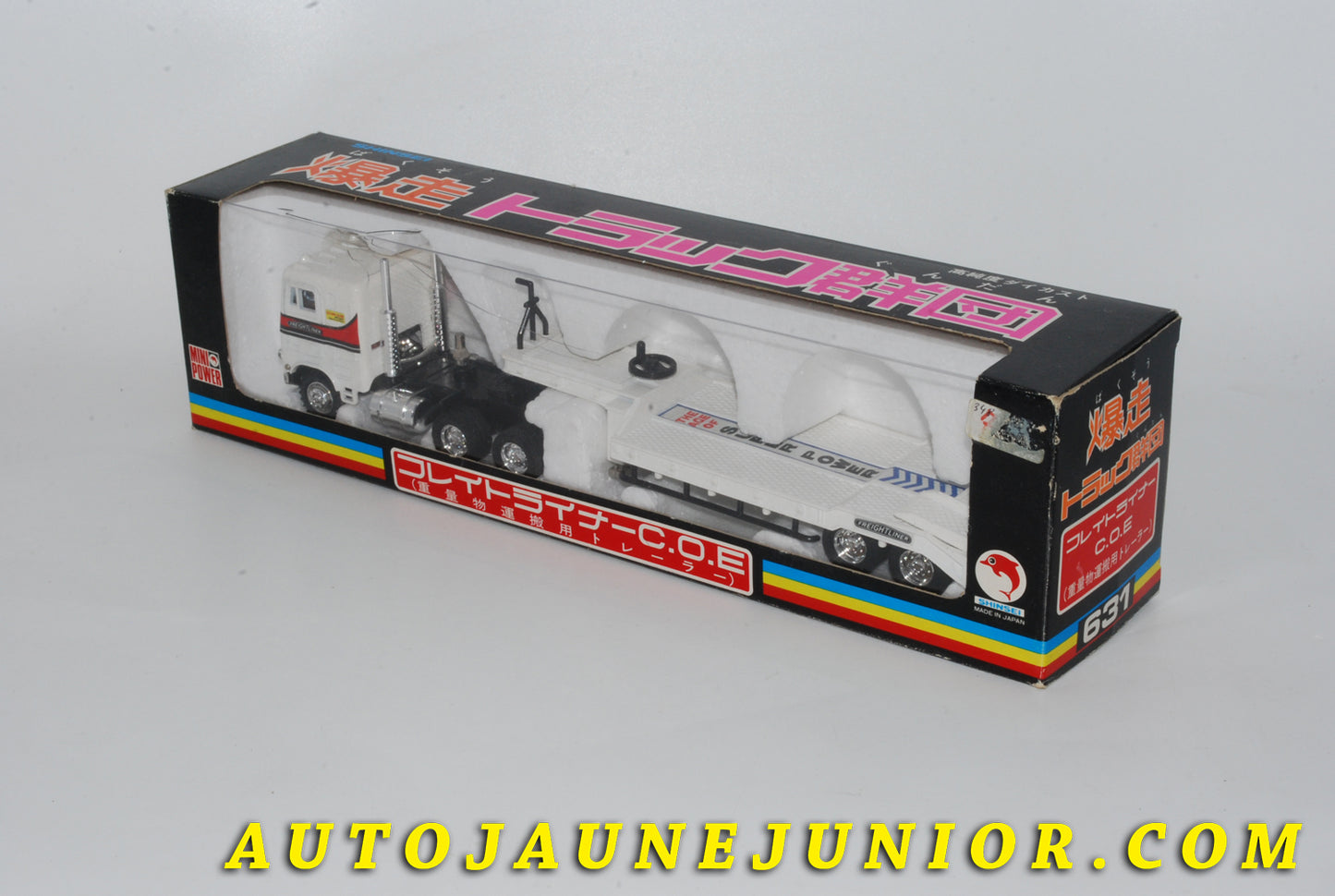 Le #4272 - Shinsei - Freightliner C.O.E - Tracteur "Cab Over Engine" Semi-remorque porte-Engin est en vente sur Auto Jaune Junior ! Tekno, Politoys, Mebetoys, Mercury, Joal, Diapet, Märklin, TootsieToys.Vous avez le même jouet ? Profitez de notre expertise pour vous accompagner dans la vente de vos modèles ou votre collection ! Nous achetons tous lots de miniatures ! Contactez nous ! contact@autojaunejunior.com. 