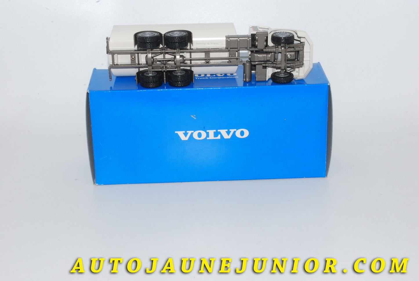 Le #4277 - Conrad - Volvo - Camion Citerne NL10 Turbo Water Tanker (Promotionnel) est en vente sur Auto Jaune Junior ! Tekno, Politoys, Mebetoys, Mercury, Joal, Diapet, Märklin, TootsieToys.Vous avez le même jouet ? Profitez de notre expertise pour vous accompagner dans la vente de vos modèles ou votre collection ! Nous achetons tous lots de miniatures ! Contactez nous ! contact@autojaunejunior.com. 