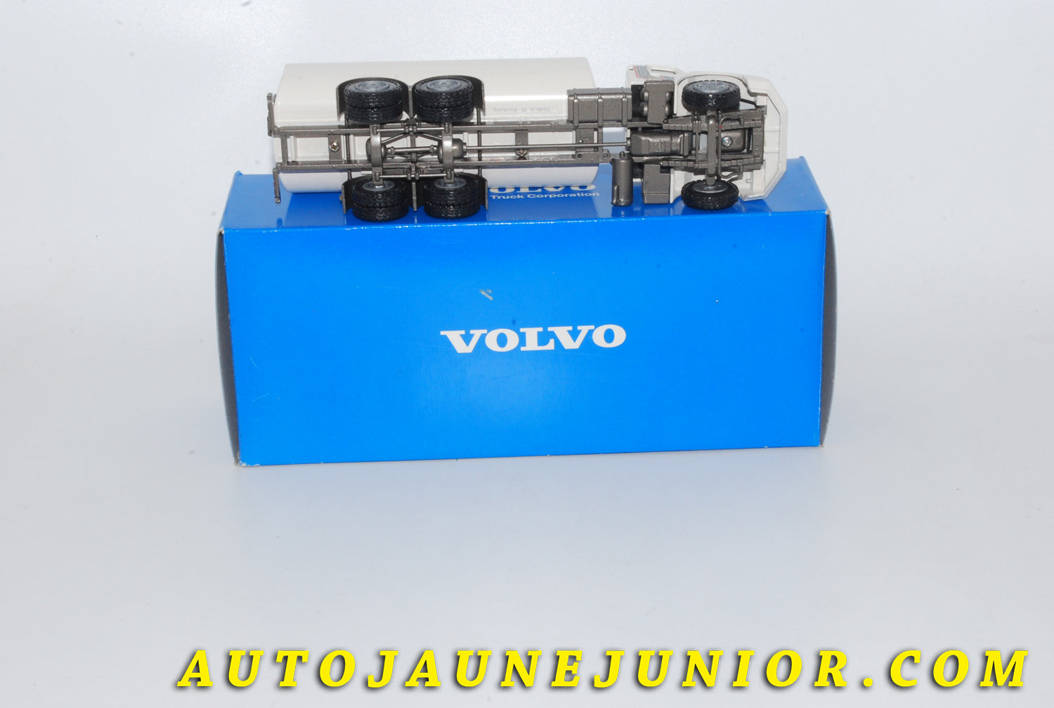 Le #4277 - Conrad - Volvo - Camion Citerne NL10 Turbo Water Tanker (Promotionnel) est en vente sur Auto Jaune Junior ! Tekno, Politoys, Mebetoys, Mercury, Joal, Diapet, Märklin, TootsieToys.Vous avez le même jouet ? Profitez de notre expertise pour vous accompagner dans la vente de vos modèles ou votre collection ! Nous achetons tous lots de miniatures ! Contactez nous ! contact@autojaunejunior.com. 