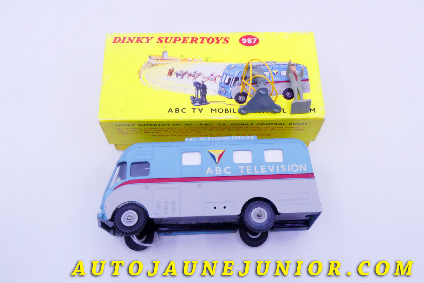 Le #4301 - Dinky Toys - Karrier - Fourgon retransmission ABC- TV Mobile Control Room est en vente sur Auto Jaune Junior ! Tekno, Politoys, Mebetoys, Mercury, Joal, Diapet, Märklin, TootsieToys.Vous avez le même jouet ? Profitez de notre expertise pour vous accompagner dans la vente de vos modèles ou votre collection ! Nous achetons tous lots de miniatures ! Contactez nous ! contact@autojaunejunior.com. 