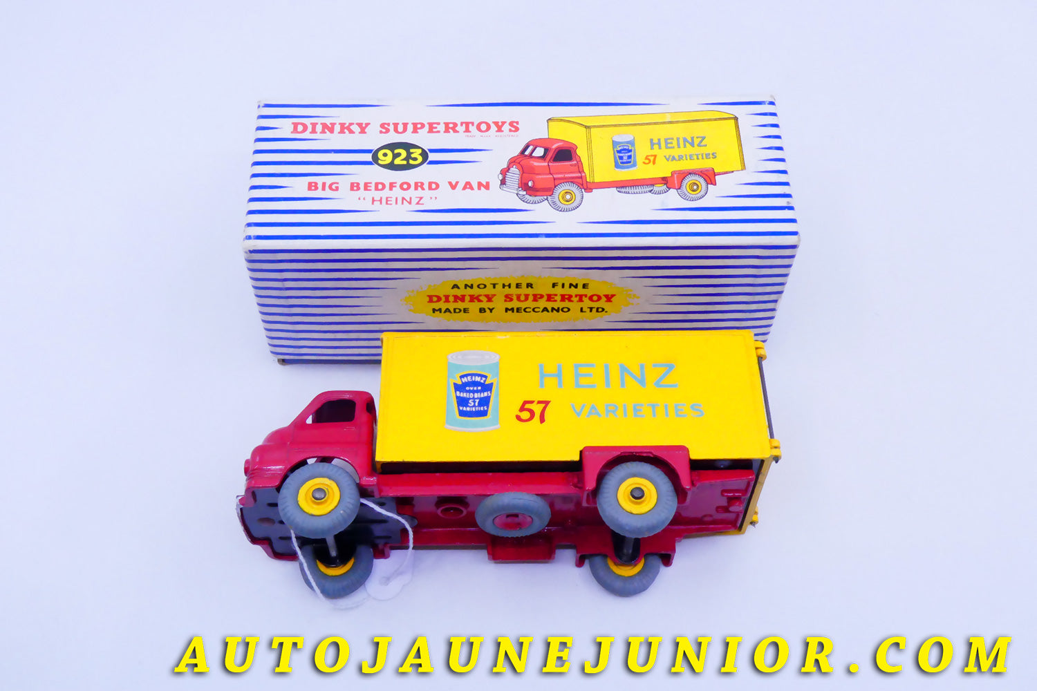 Le #4302 - Dinky Toys - Bedford - Type "S"  fourgon "Heinz 57 Varieties" est en vente sur Auto Jaune Junior ! Tekno, Politoys, Mebetoys, Mercury, Joal, Diapet, Märklin, TootsieToys.Vous avez le même jouet ? Profitez de notre expertise pour vous accompagner dans la vente de vos modèles ou votre collection ! Nous achetons tous lots de miniatures ! Contactez nous ! contact@autojaunejunior.com. 