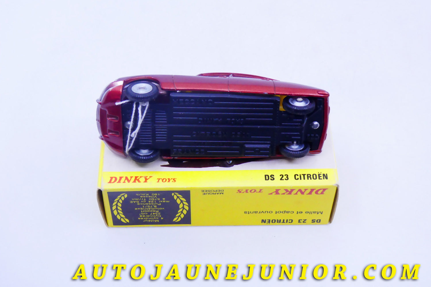 Le #4303 - Dinky Toys - Citroën - DS 23 (DS 21 adapté fabriquée en Espagne) est en vente sur Auto Jaune Junior ! Tekno, Politoys, Mebetoys, Mercury, Joal, Diapet, Märklin, TootsieToys.Vous avez le même jouet ? Profitez de notre expertise pour vous accompagner dans la vente de vos modèles ou votre collection ! Nous achetons tous lots de miniatures ! Contactez nous ! contact@autojaunejunior.com. 
