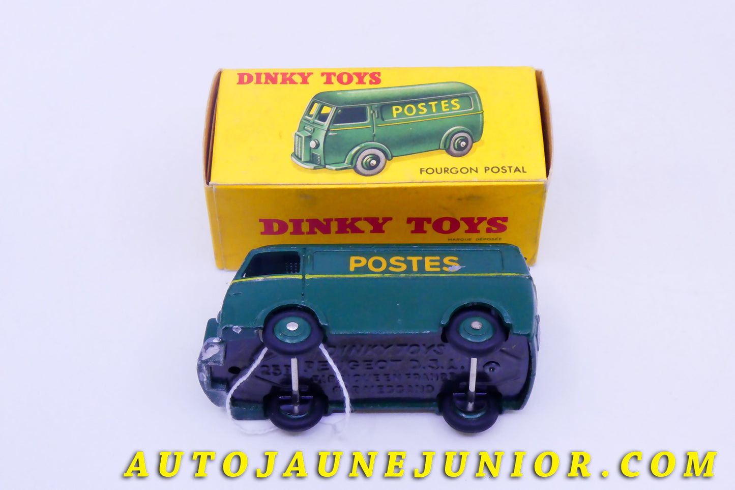 Le #4305 - Dinky Toys - Peugeot - D3A fourgon postesType 3 décalque et O rond est en vente sur Auto Jaune Junior ! Tekno, Politoys, Mebetoys, Mercury, Joal, Diapet, Märklin, TootsieToys.Vous avez le même jouet ? Profitez de notre expertise pour vous accompagner dans la vente de vos modèles ou votre collection ! Nous achetons tous lots de miniatures ! Contactez nous ! contact@autojaunejunior.com. 