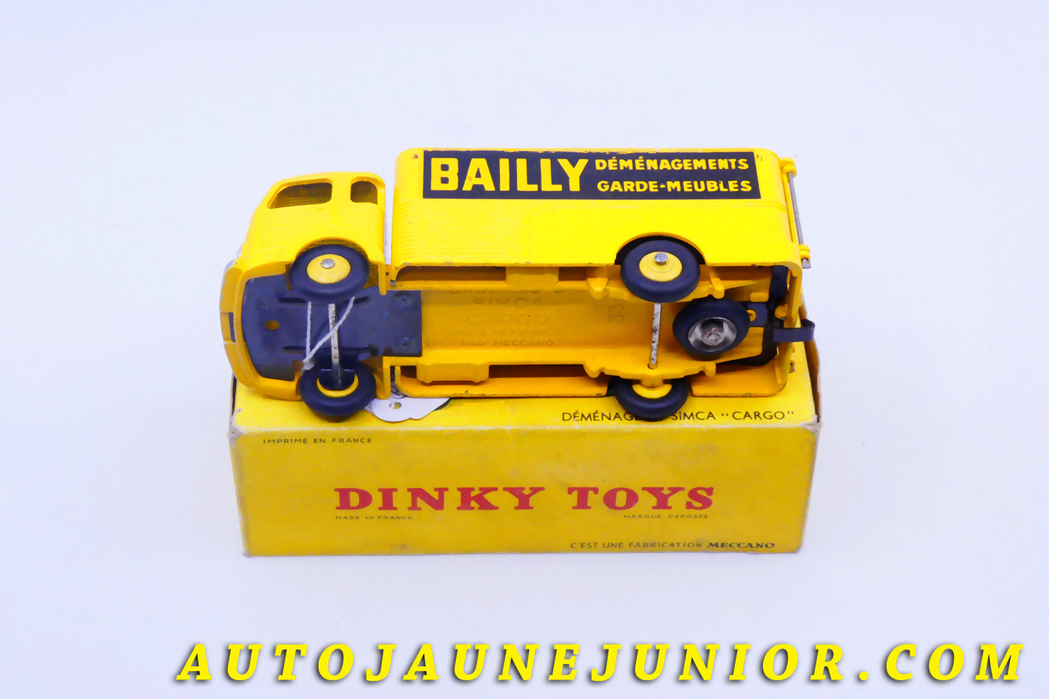 Le #4314 - Dinky Toys - Simca - Cargo fourgon Bailly est en vente sur Auto Jaune Junior ! Tekno, Politoys, Mebetoys, Mercury, Joal, Diapet, Märklin, TootsieToys.Vous avez le même jouet ? Profitez de notre expertise pour vous accompagner dans la vente de vos modèles ou votre collection ! Nous achetons tous lots de miniatures ! Contactez nous ! contact@autojaunejunior.com. 
