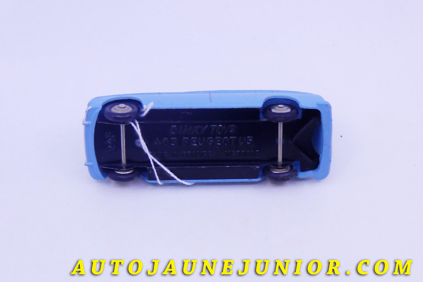 Le #4318 - Dinky Toys - Peugeot - 403 Familiale est en vente sur Auto Jaune Junior ! Tekno, Politoys, Mebetoys, Mercury, Joal, Diapet, Märklin, TootsieToys.Vous avez le même jouet ? Profitez de notre expertise pour vous accompagner dans la vente de vos modèles ou votre collection ! Nous achetons tous lots de miniatures ! Contactez nous ! contact@autojaunejunior.com. 