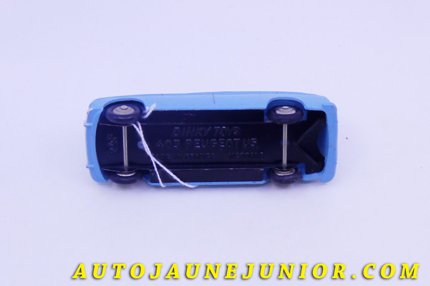 Le #4318 - Dinky Toys - Peugeot - 403 Familiale est en vente sur Auto Jaune Junior ! Tekno, Politoys, Mebetoys, Mercury, Joal, Diapet, Märklin, TootsieToys.Vous avez le même jouet ? Profitez de notre expertise pour vous accompagner dans la vente de vos modèles ou votre collection ! Nous achetons tous lots de miniatures ! Contactez nous ! contact@autojaunejunior.com. 