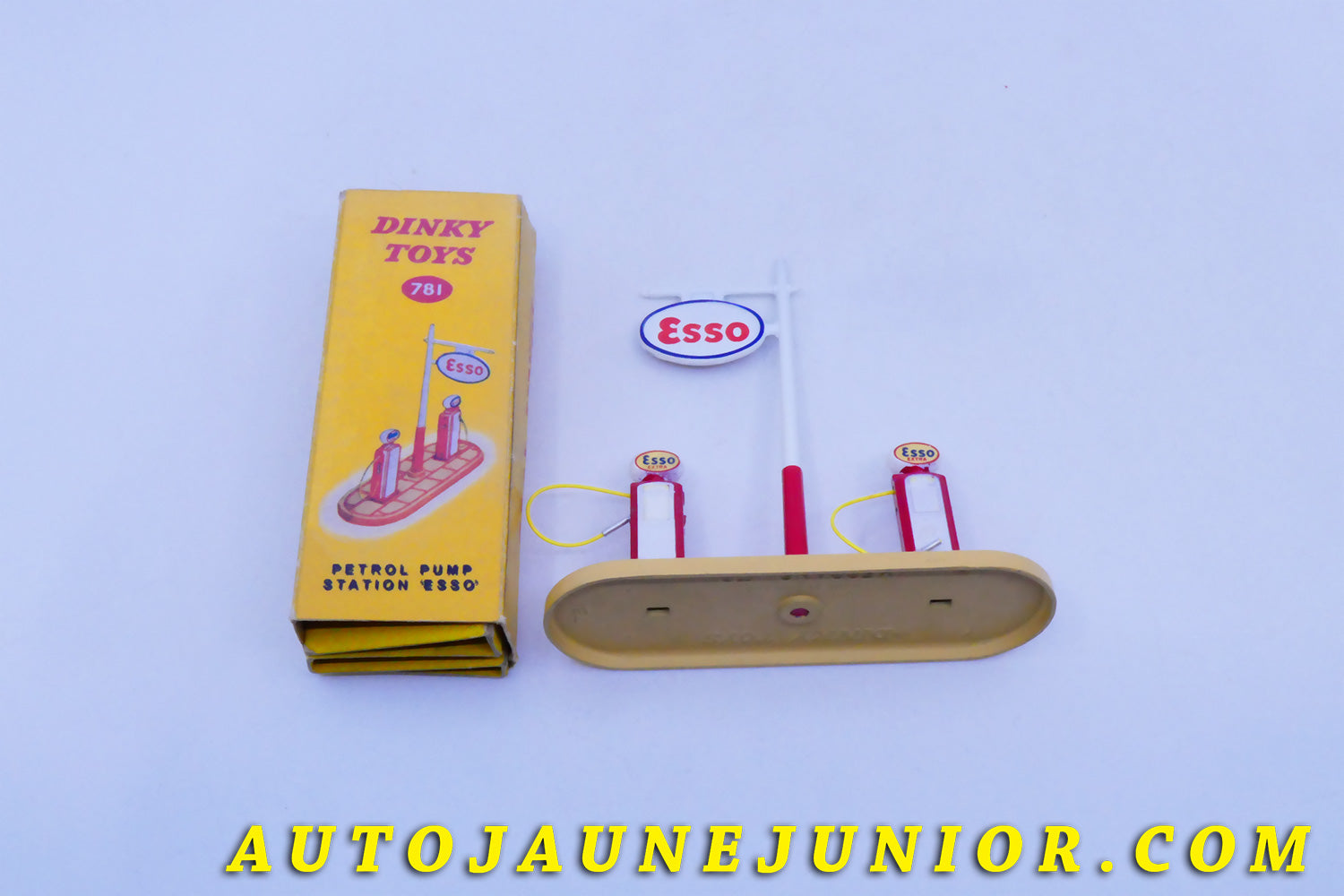 Le #4319 - Dinky Toys - ESSO  - îlot avec deux pompes Esso est en vente sur Auto Jaune Junior ! Tekno, Politoys, Mebetoys, Mercury, Joal, Diapet, Märklin, TootsieToys.Vous avez le même jouet ? Profitez de notre expertise pour vous accompagner dans la vente de vos modèles ou votre collection ! Nous achetons tous lots de miniatures ! Contactez nous ! contact@autojaunejunior.com. 