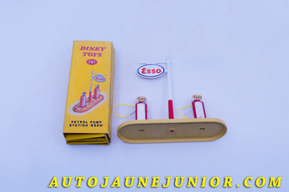 Le #4319 - Dinky Toys - ESSO  - îlot avec deux pompes Esso est en vente sur Auto Jaune Junior ! Tekno, Politoys, Mebetoys, Mercury, Joal, Diapet, Märklin, TootsieToys.Vous avez le même jouet ? Profitez de notre expertise pour vous accompagner dans la vente de vos modèles ou votre collection ! Nous achetons tous lots de miniatures ! Contactez nous ! contact@autojaunejunior.com. 