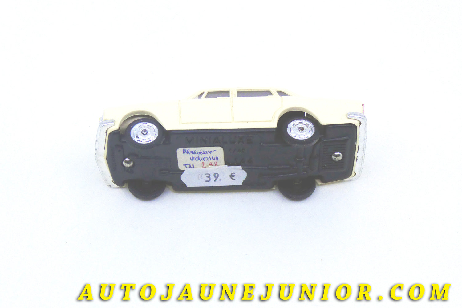 Le #4330 - Minialuxe - Volvo - Volvo 144 berline crème est en vente sur Auto Jaune Junior ! Tekno, Politoys, Mebetoys, Mercury, Joal, Diapet, Märklin, TootsieToys.Vous avez le même jouet ? Profitez de notre expertise pour vous accompagner dans la vente de vos modèles ou votre collection ! Nous achetons tous lots de miniatures ! Contactez nous ! contact@autojaunejunior.com. 