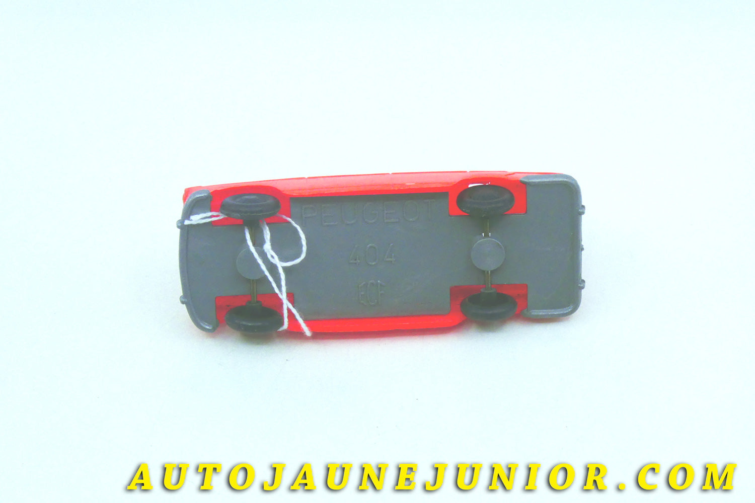 Le #4335 - ECF - Peugeot - 404 berline est en vente sur Auto Jaune Junior ! Tekno, Politoys, Mebetoys, Mercury, Joal, Diapet, Märklin, TootsieToys.Vous avez le même jouet ? Profitez de notre expertise pour vous accompagner dans la vente de vos modèles ou votre collection ! Nous achetons tous lots de miniatures ! Contactez nous ! contact@autojaunejunior.com. 