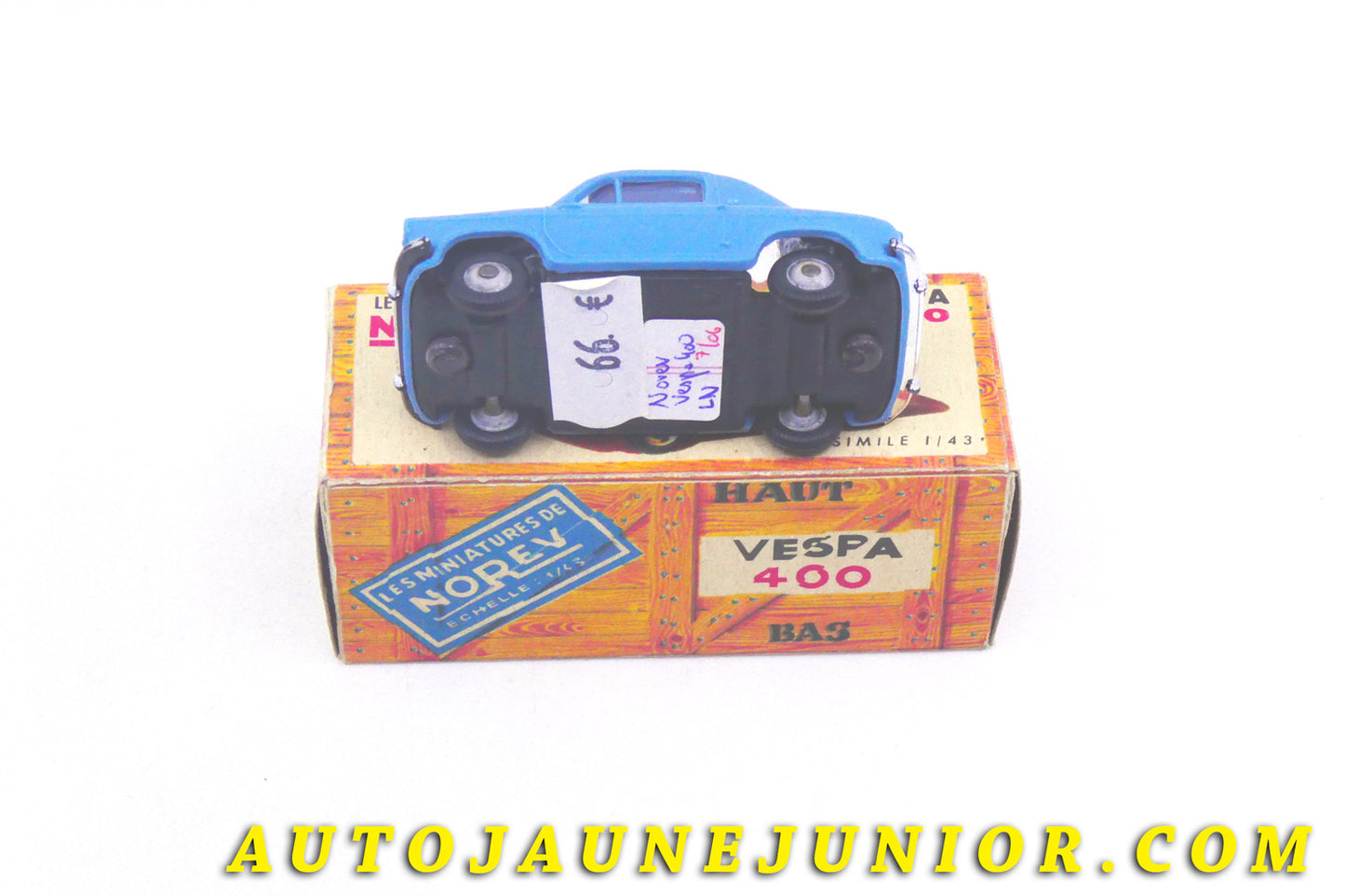 Le #4338 - Norev - Piaggio - Vespa 400 (bleue) est en vente sur Auto Jaune Junior ! Tekno, Politoys, Mebetoys, Mercury, Joal, Diapet, Märklin, TootsieToys.Vous avez le même jouet ? Profitez de notre expertise pour vous accompagner dans la vente de vos modèles ou votre collection ! Nous achetons tous lots de miniatures ! Contactez nous ! contact@autojaunejunior.com. 