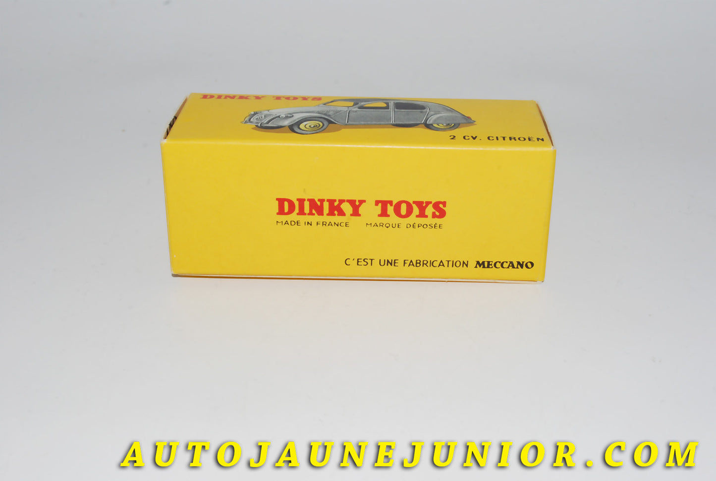 Le #4400 - Dinky Toys - Citroën - Boite vide repro 2 CV est en vente sur Auto Jaune Junior ! Tekno, Politoys, Mebetoys, Mercury, Joal, Diapet, Märklin, TootsieToys.Vous avez le même jouet ? Profitez de notre expertise pour vous accompagner dans la vente de vos modèles ou votre collection ! Nous achetons tous lots de miniatures ! Contactez nous ! contact@autojaunejunior.com. 
