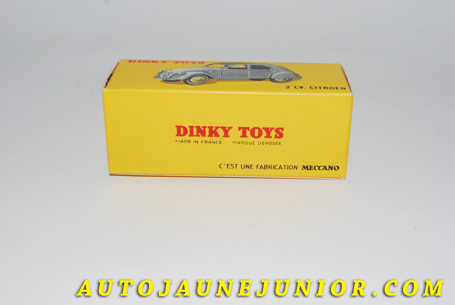 Le #4400 - Dinky Toys - Citroën - Boite vide repro 2 CV est en vente sur Auto Jaune Junior ! Tekno, Politoys, Mebetoys, Mercury, Joal, Diapet, Märklin, TootsieToys.Vous avez le même jouet ? Profitez de notre expertise pour vous accompagner dans la vente de vos modèles ou votre collection ! Nous achetons tous lots de miniatures ! Contactez nous ! contact@autojaunejunior.com. 
