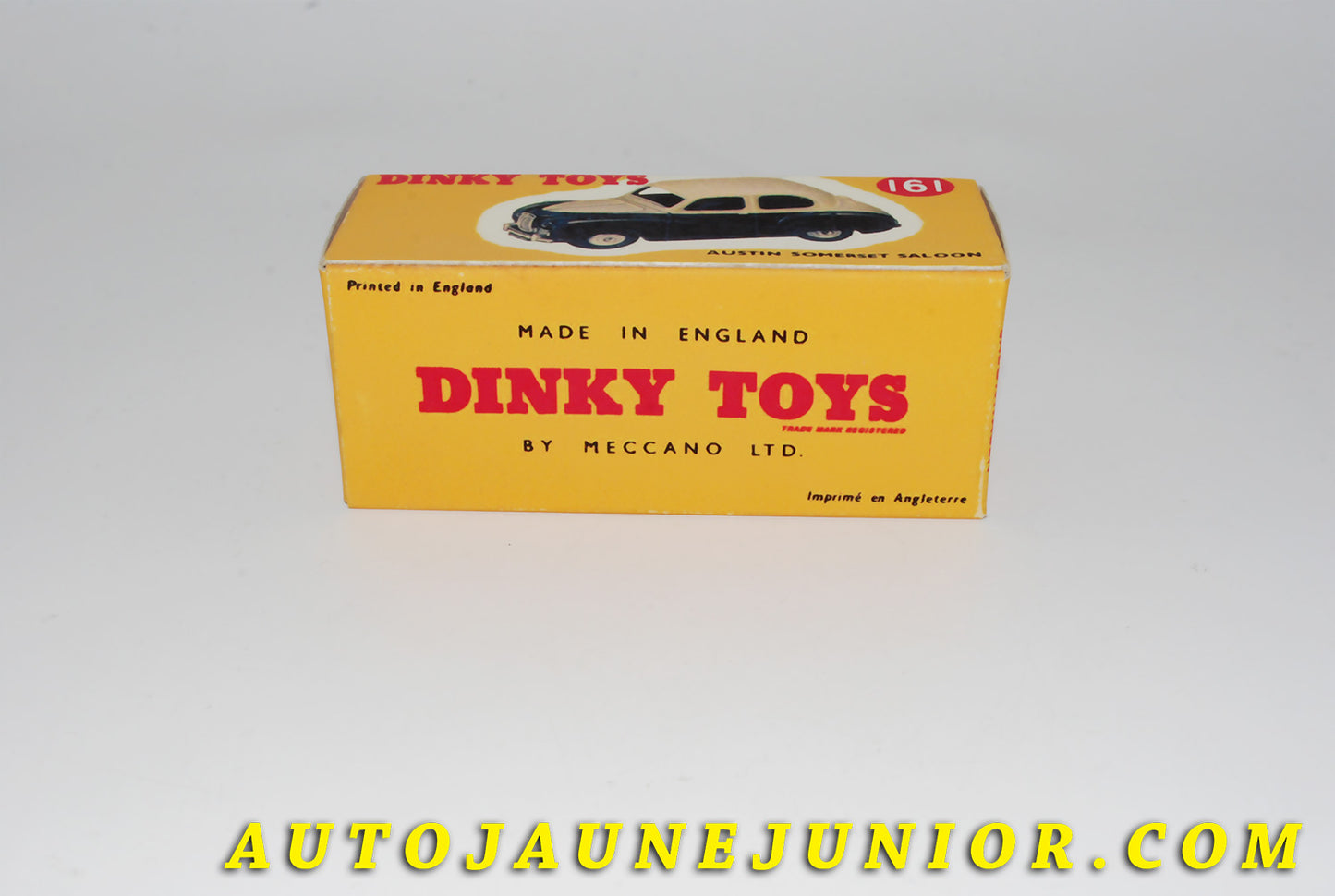Le #4405 - Dinky Toys - Austin - Boite vide (REPRO) Sommerser Saloon est en vente sur Auto Jaune Junior ! Tekno, Politoys, Mebetoys, Mercury, Joal, Diapet, Märklin, TootsieToys.Vous avez le même jouet ? Profitez de notre expertise pour vous accompagner dans la vente de vos modèles ou votre collection ! Nous achetons tous lots de miniatures ! Contactez nous ! contact@autojaunejunior.com. 