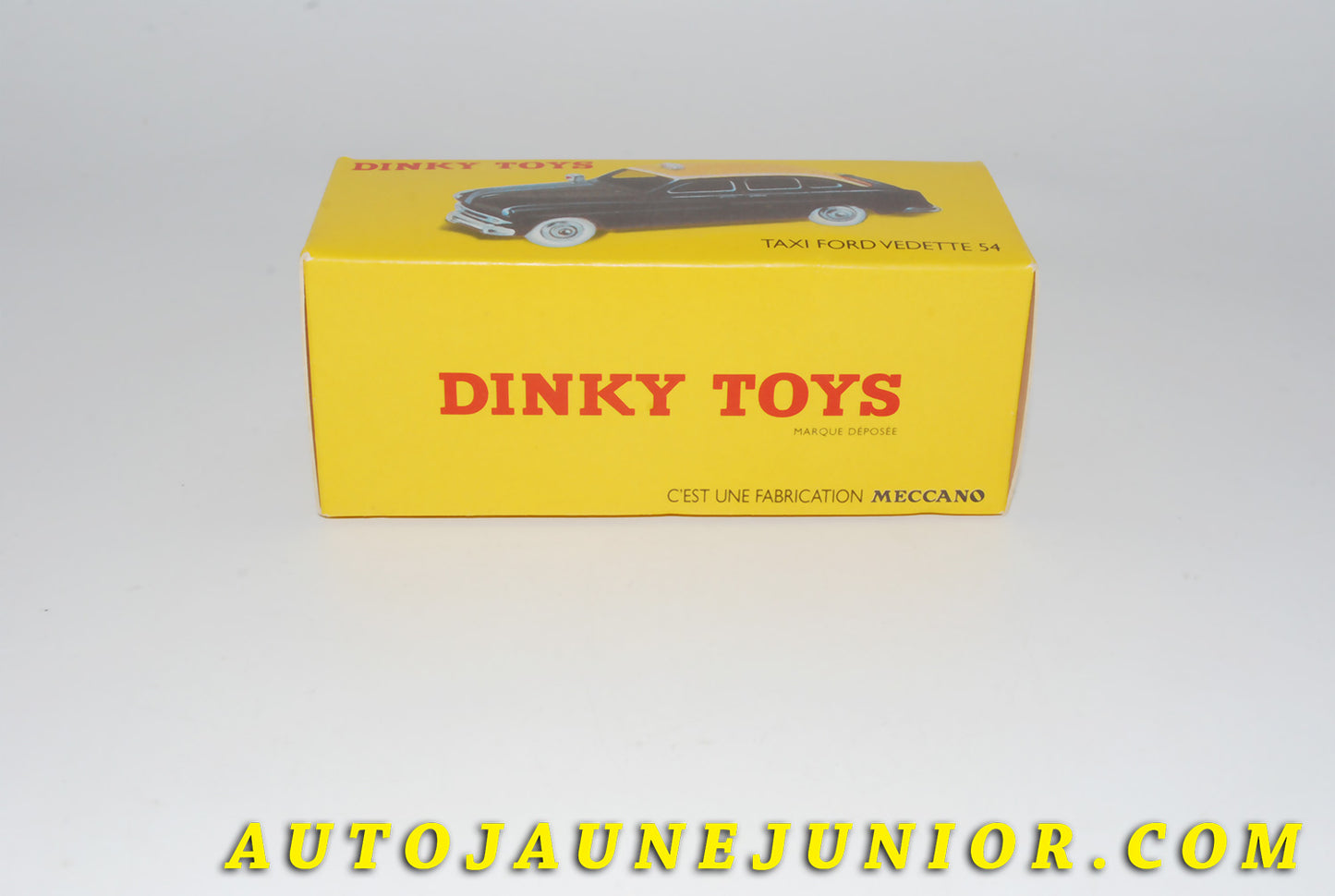 Le #4408 - Dinky Toys - Ford - Boite vide (REPRO) Taxi Vedette 54 est en vente sur Auto Jaune Junior ! Tekno, Politoys, Mebetoys, Mercury, Joal, Diapet, Märklin, TootsieToys.Vous avez le même jouet ? Profitez de notre expertise pour vous accompagner dans la vente de vos modèles ou votre collection ! Nous achetons tous lots de miniatures ! Contactez nous ! contact@autojaunejunior.com. 