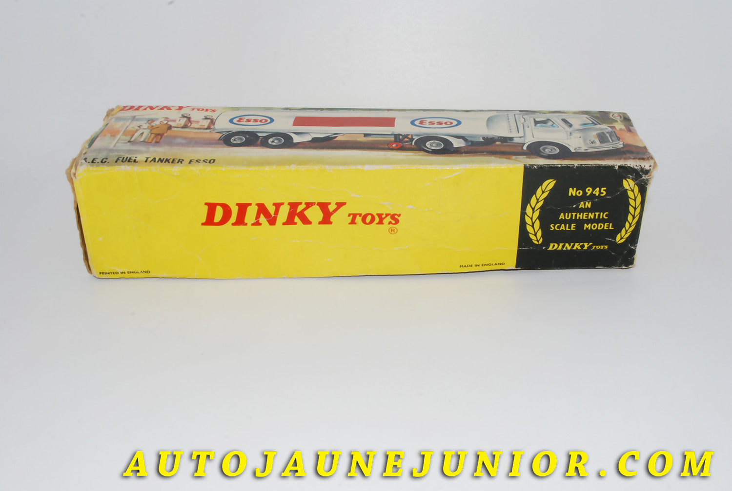 Le #4433 - Dinky Toys - AEC - Boite vide Artic Semi-remorque Citerne "Esso" est en vente sur Auto Jaune Junior ! Tekno, Politoys, Mebetoys, Mercury, Joal, Diapet, Märklin, TootsieToys.Vous avez le même jouet ? Profitez de notre expertise pour vous accompagner dans la vente de vos modèles ou votre collection ! Nous achetons tous lots de miniatures ! Contactez nous ! contact@autojaunejunior.com. 