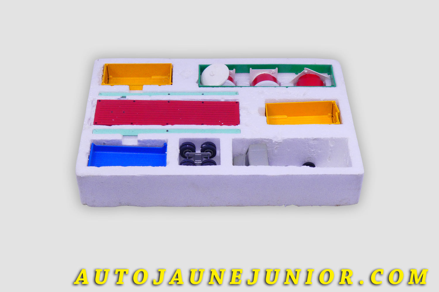 Le #4439 - Solido - Berliet - Coffret de montage Stradair   (7 véhicules à construire) est en vente sur Auto Jaune Junior ! Tekno, Politoys, Mebetoys, Mercury, Joal, Diapet, Märklin, TootsieToys.Vous avez le même jouet ? Profitez de notre expertise pour vous accompagner dans la vente de vos modèles ou votre collection ! Nous achetons tous lots de miniatures ! Contactez nous ! contact@autojaunejunior.com. 