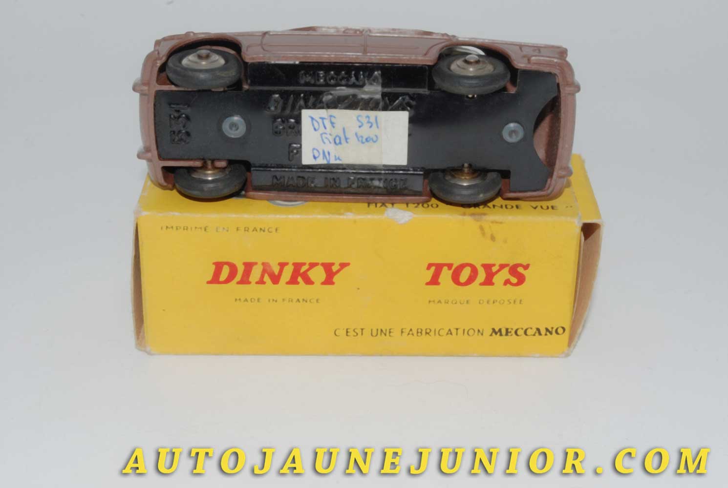 Le #4504 - Dinky Toys - Fiat - 1200 Grande Vue est en vente sur Auto Jaune Junior ! Tekno, Politoys, Mebetoys, Mercury, Joal, Diapet, Märklin, TootsieToys.Vous avez le même jouet ? Profitez de notre expertise pour vous accompagner dans la vente de vos modèles ou votre collection ! Nous achetons tous lots de miniatures ! Contactez nous ! contact@autojaunejunior.com. 
