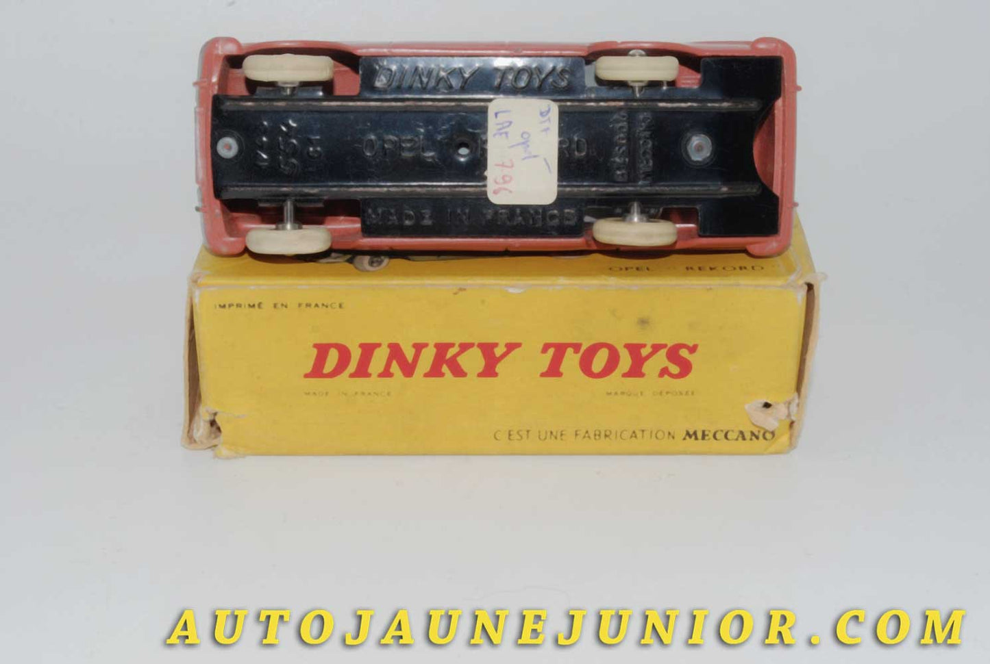 Le #4505 - Dinky Toys - Opel - Rekord 1961 est en vente sur Auto Jaune Junior ! Tekno, Politoys, Mebetoys, Mercury, Joal, Diapet, Märklin, TootsieToys.Vous avez le même jouet ? Profitez de notre expertise pour vous accompagner dans la vente de vos modèles ou votre collection ! Nous achetons tous lots de miniatures ! Contactez nous ! contact@autojaunejunior.com. 