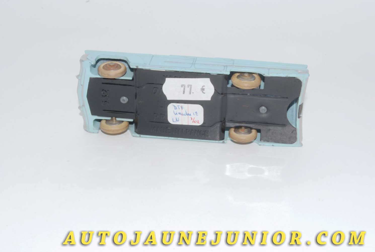 Le #4516 - Dinky Toys - Lincoln - Première est en vente sur Auto Jaune Junior ! Tekno, Politoys, Mebetoys, Mercury, Joal, Diapet, Märklin, TootsieToys.Vous avez le même jouet ? Profitez de notre expertise pour vous accompagner dans la vente de vos modèles ou votre collection ! Nous achetons tous lots de miniatures ! Contactez nous ! contact@autojaunejunior.com. 