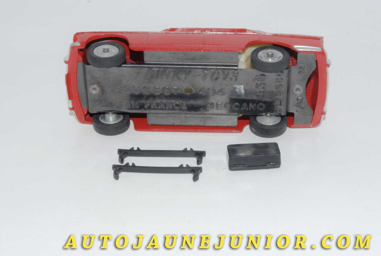 Le #4519 - Dinky Toys - Peugeot - 404 berline (avec galerie-noire- mais sans remorque monoroue) est en vente sur Auto Jaune Junior ! Tekno, Politoys, Mebetoys, Mercury, Joal, Diapet, Märklin, TootsieToys.Vous avez le même jouet ? Profitez de notre expertise pour vous accompagner dans la vente de vos modèles ou votre collection ! Nous achetons tous lots de miniatures ! Contactez nous ! contact@autojaunejunior.com. 