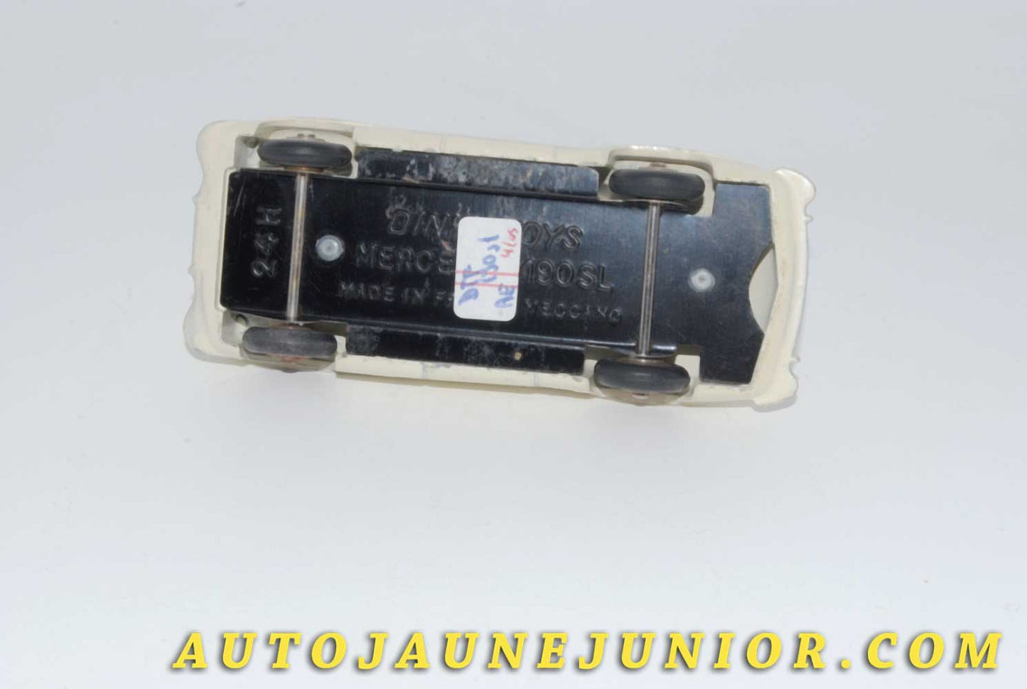 Le #4520 - Dinky Toys - Mercedes - 190 SL Coupé (Sans vitrage !!!) est en vente sur Auto Jaune Junior ! Tekno, Politoys, Mebetoys, Mercury, Joal, Diapet, Märklin, TootsieToys.Vous avez le même jouet ? Profitez de notre expertise pour vous accompagner dans la vente de vos modèles ou votre collection ! Nous achetons tous lots de miniatures ! Contactez nous ! contact@autojaunejunior.com. 