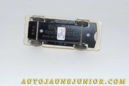 Le #4520 - Dinky Toys - Mercedes - 190 SL Coupé (Sans vitrage !!!) est en vente sur Auto Jaune Junior ! Tekno, Politoys, Mebetoys, Mercury, Joal, Diapet, Märklin, TootsieToys.Vous avez le même jouet ? Profitez de notre expertise pour vous accompagner dans la vente de vos modèles ou votre collection ! Nous achetons tous lots de miniatures ! Contactez nous ! contact@autojaunejunior.com. 