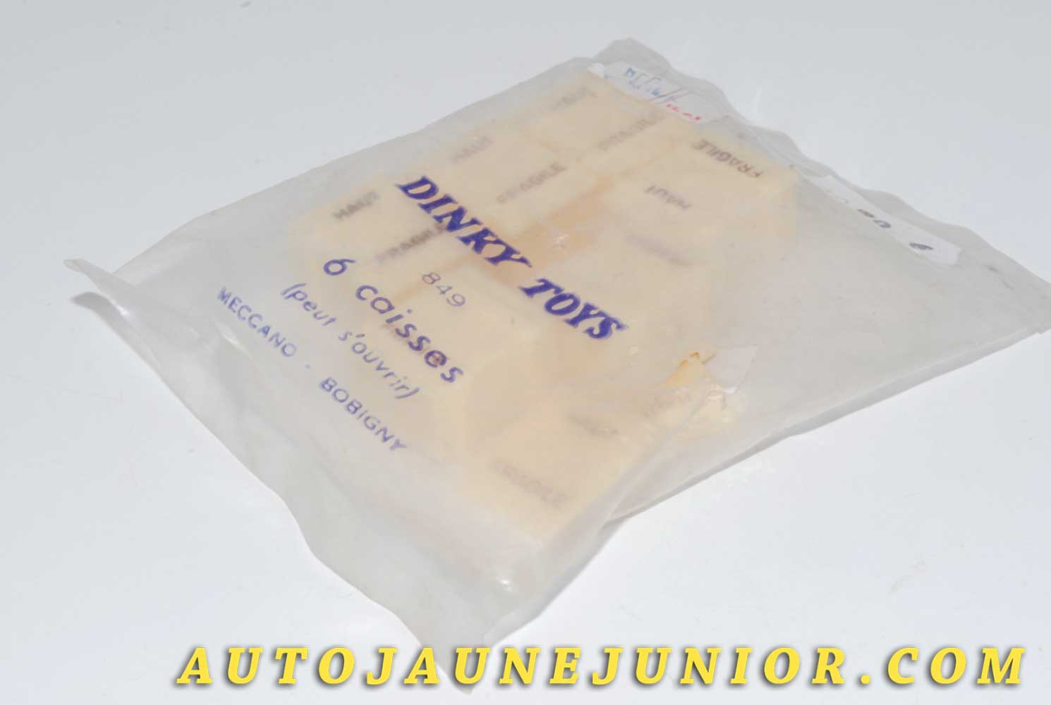 Le #4528 - Dinky Toys - Accessoires pièces détachées - Sachet de 10 caisses (Rare, original, jamais ouvert) est en vente sur Auto Jaune Junior ! Tekno, Politoys, Mebetoys, Mercury, Joal, Diapet, Märklin, TootsieToys.Vous avez le même jouet ? Profitez de notre expertise pour vous accompagner dans la vente de vos modèles ou votre collection ! Nous achetons tous lots de miniatures ! Contactez nous ! contact@autojaunejunior.com. 