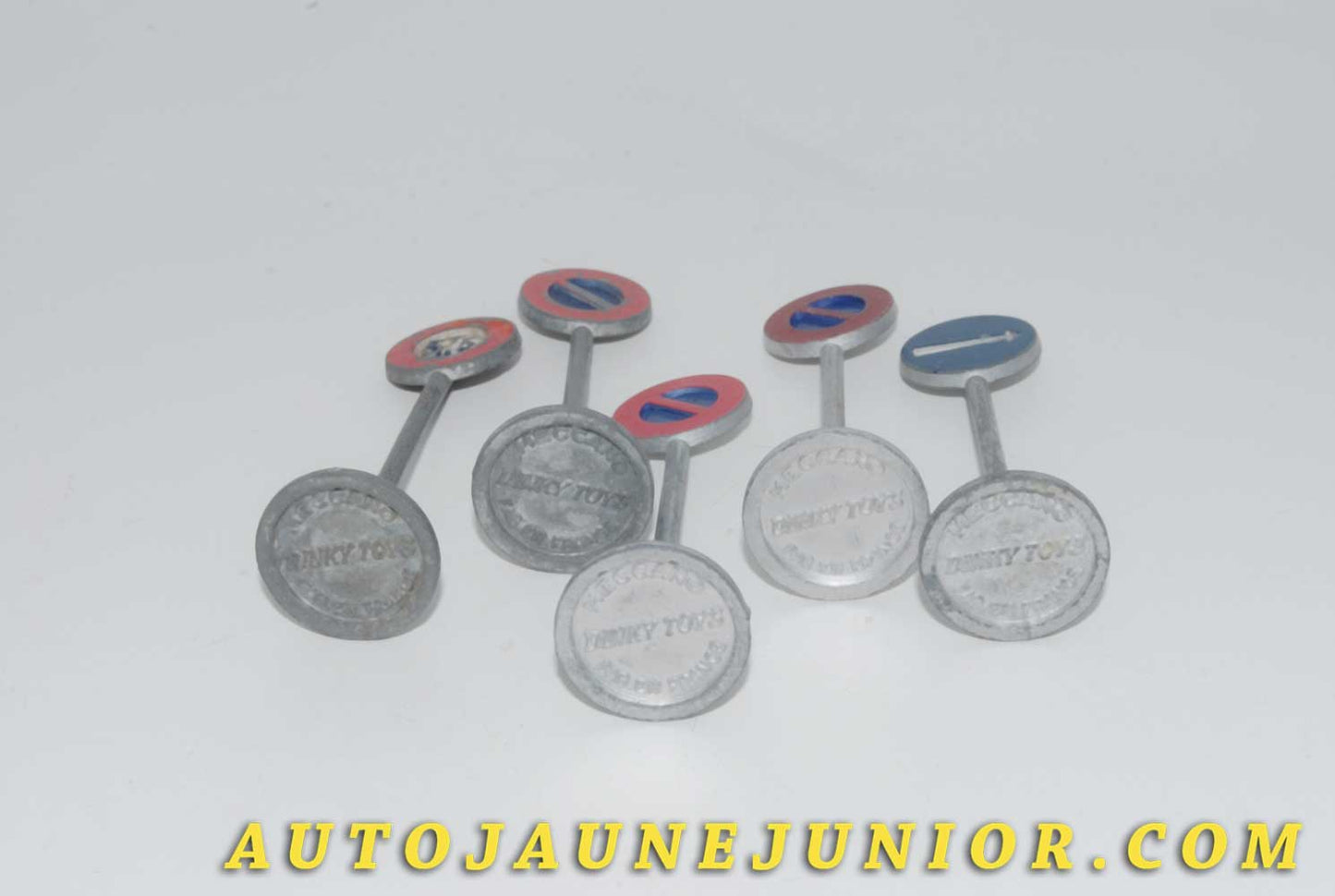 Le #4533 - Dinky Toys - Signalisation - Lot de 5 Panneaux est en vente sur Auto Jaune Junior ! Tekno, Politoys, Mebetoys, Mercury, Joal, Diapet, Märklin, TootsieToys.Vous avez le même jouet ? Profitez de notre expertise pour vous accompagner dans la vente de vos modèles ou votre collection ! Nous achetons tous lots de miniatures ! Contactez nous ! contact@autojaunejunior.com. 