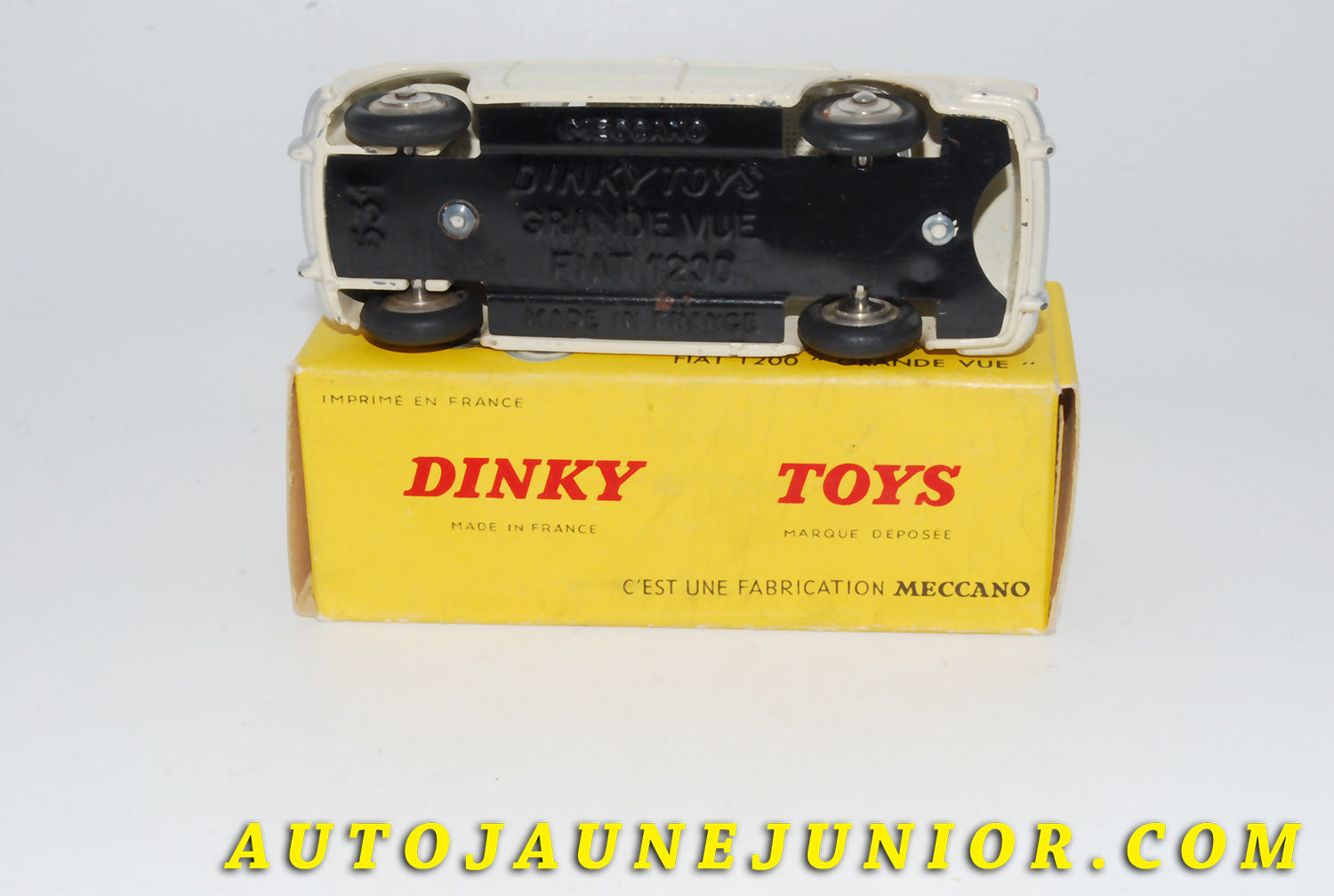 Le #4580 - Dinky Toys - Fiat - 1200 Grande Vue est en vente sur Auto Jaune Junior ! Tekno, Politoys, Mebetoys, Mercury, Joal, Diapet, Märklin, TootsieToys.Vous avez le même jouet ? Profitez de notre expertise pour vous accompagner dans la vente de vos modèles ou votre collection ! Nous achetons tous lots de miniatures ! Contactez nous ! contact@autojaunejunior.com. 