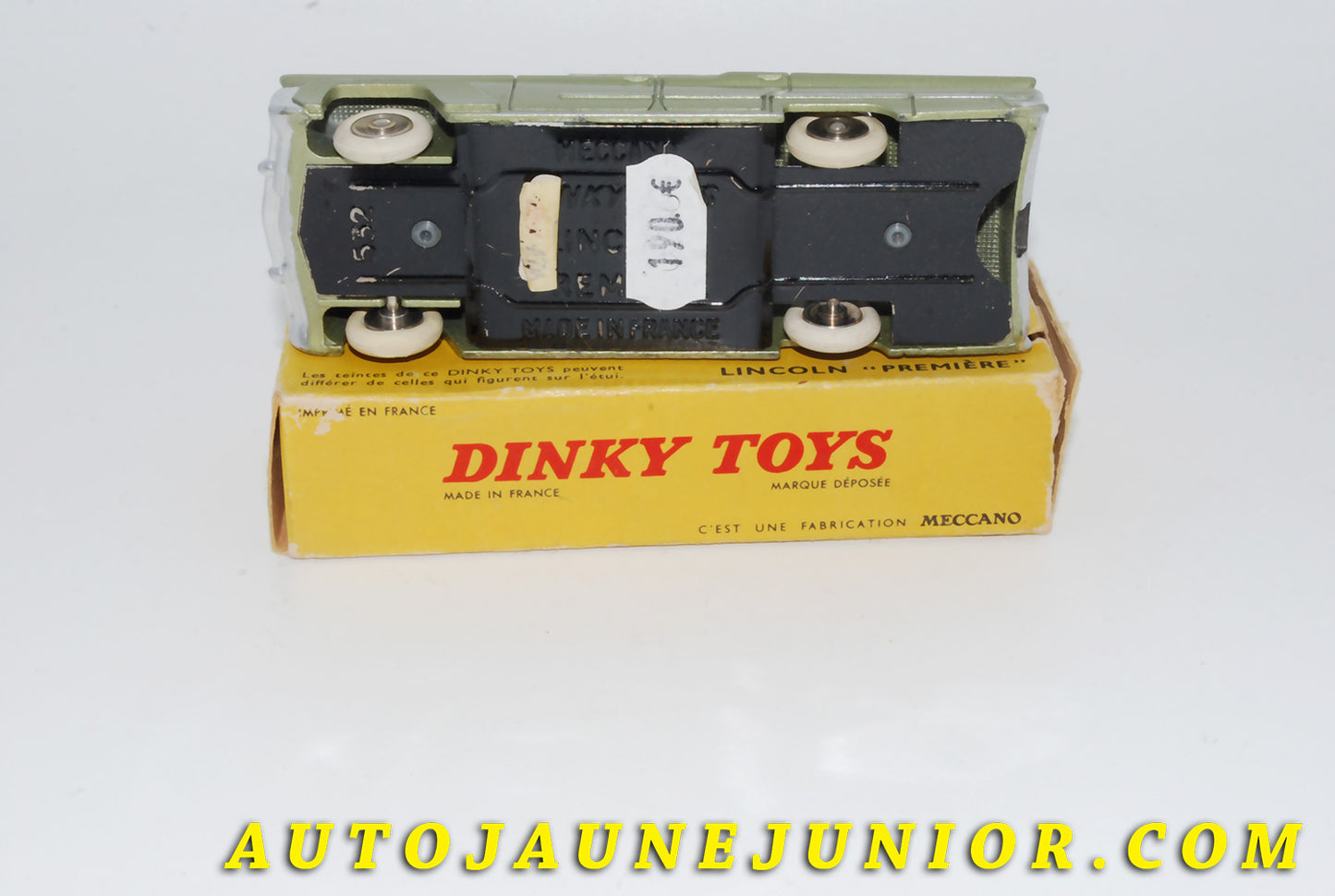 Le #4585 - Dinky Toys - Lincoln - Première est en vente sur Auto Jaune Junior ! Tekno, Politoys, Mebetoys, Mercury, Joal, Diapet, Märklin, TootsieToys.Vous avez le même jouet ? Profitez de notre expertise pour vous accompagner dans la vente de vos modèles ou votre collection ! Nous achetons tous lots de miniatures ! Contactez nous ! contact@autojaunejunior.com. 
