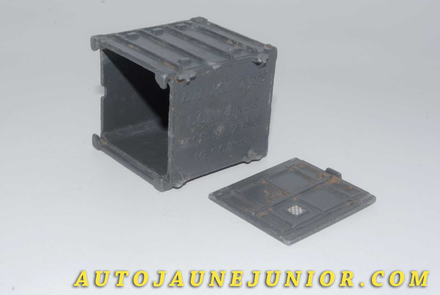 Le #4602 - Dinky Toys - Berliet - Container Type 2 est en vente sur Auto Jaune Junior ! Tekno, Politoys, Mebetoys, Mercury, Joal, Diapet, Märklin, TootsieToys.Vous avez le même jouet ? Profitez de notre expertise pour vous accompagner dans la vente de vos modèles ou votre collection ! Nous achetons tous lots de miniatures ! Contactez nous ! contact@autojaunejunior.com. 
