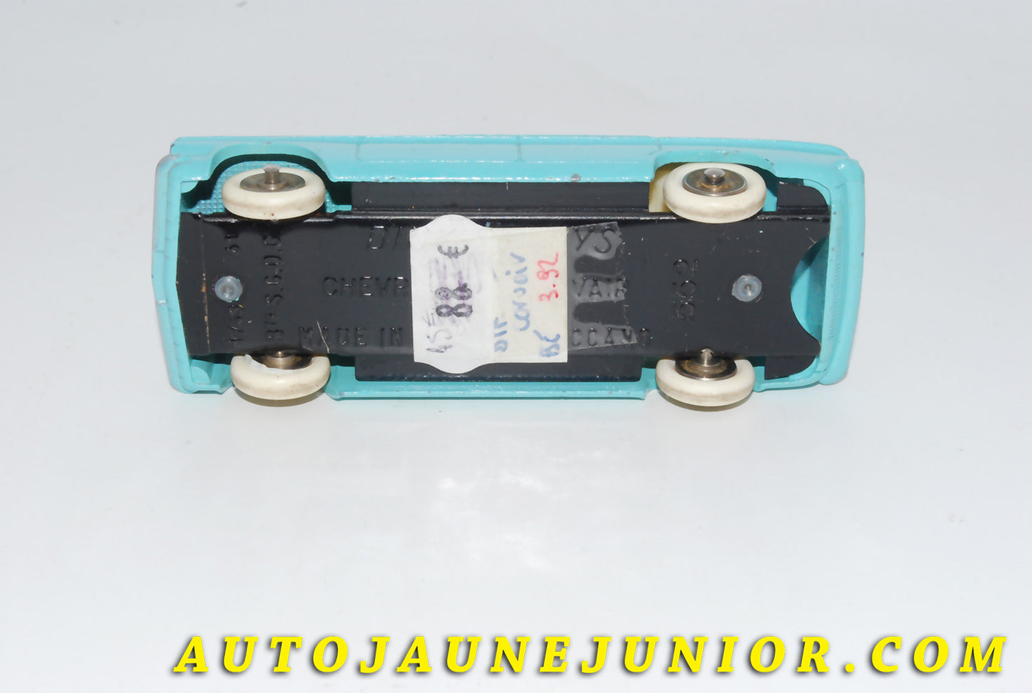 Le #4604 - Dinky Toys - Chevrolet - Corvair est en vente sur Auto Jaune Junior ! Tekno, Politoys, Mebetoys, Mercury, Joal, Diapet, Märklin, TootsieToys.Vous avez le même jouet ? Profitez de notre expertise pour vous accompagner dans la vente de vos modèles ou votre collection ! Nous achetons tous lots de miniatures ! Contactez nous ! contact@autojaunejunior.com. 
